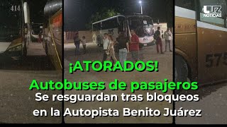 Autobuses de pasajeros se refugian tras bloqueos en la autopista Benito Juárez en Sinaloa [upl. by Esinehs910]