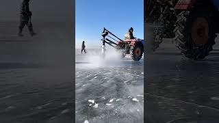 Así es como este pueblo intenta pescar en el hielo 😰 [upl. by Atsirtal]