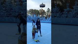 Leren schaatsen op de Warme Winter Weide in de Winter Efteling 🎢⛸️ [upl. by Nosimaj855]