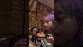 LEIKA MAKAN IKAN SALMON MENTAH ENAK BANGET😍 RASANYA KENYEL KAYA JELY leika viral shorts [upl. by Claretta558]