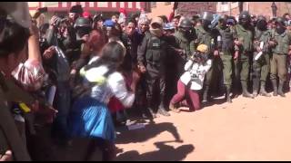 quotTinkuquot à Macha en Bolivie mai 2017  bagarre entre femmes [upl. by Bartholemy]