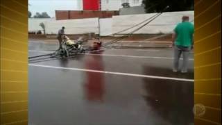 Motociclista fica presa em fios de alta tensão após poste cair em Rio Branco AC [upl. by Madox]