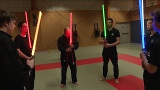 Combat de sabre laser  une discipline en vogue en Normandie [upl. by Burn835]