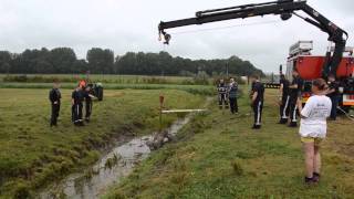 Verkleumd paard uit sloot gered [upl. by Shelagh]