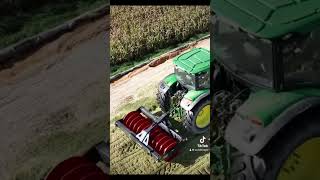 Rouleau de tassement à déport bilatéral 🚜 ensilage farming agriculture herbe [upl. by Jary904]