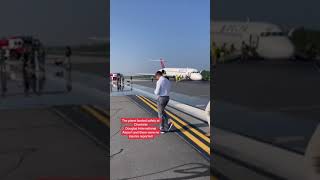 Nose gear fails to deploy on plane [upl. by Kirstyn]