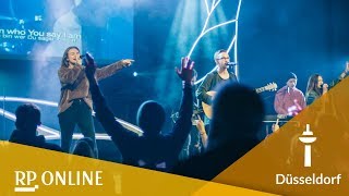 Christliche Popsongs Ein Besuch bei der HillsongGemeinde in Düsseldorf [upl. by Allit]