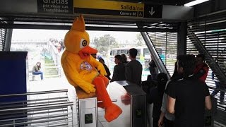 Todos pagamos el pato en TransMilenio con los colados [upl. by Serle]