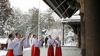 神職や巫女が「すす払い」 北海道神宮（20151226） 北海道新聞 [upl. by Coumas]