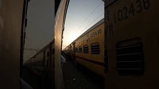 12179 Lucknow  Agra Fort Intercity Express Meets 09189 Mumbai Central  Katihar Special at Amausi [upl. by Sanderson467]