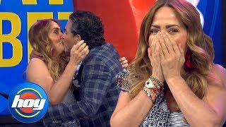 Le roba un beso a Andrea Legarreta en pleno show y ella no sabe cómo reaccionar  Hoy [upl. by Assyli]