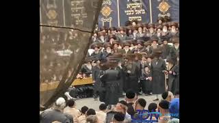 Skver Rebbe Dances With his Brother In Law Satmar Rebbe R Aharon At The Skver  Kretchnif Wedding [upl. by Ichabod]