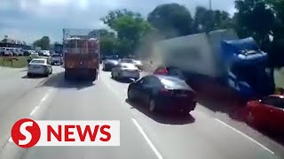 Trailer collides with 10 vehicles and causes traffic congestion [upl. by Annaj]