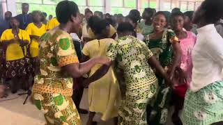 HIGHLIFE MEDLEY AT ST LOUIS SENIOR HIGH SCHOOL SUNDAY MASS BY THE KUMASI EVANGEL CHOIR GHANA [upl. by Schulz994]