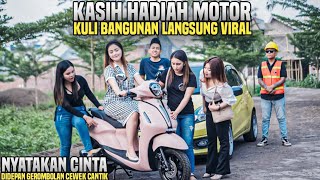 DIDEPAN GEROMBOLAN CEWEK CANTIK KULI BANGUNAN KASIH HADIAH MOTOR SEKETIKA LANGSUNG VIRAL [upl. by Joktan]