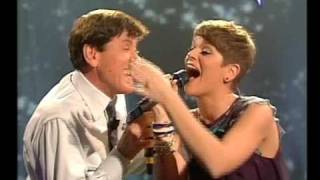 Gianni Morandi amp Alessandra Amoroso duettano Estranei A Partire Da Ieri  GRAZIE A TUTTI 29112009 [upl. by Irena675]