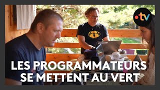 Des spécialistes de la programmation et de la cybersécurité au camping [upl. by Euqinorev909]