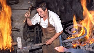 El HERRERO Técnicas de FORJA ARTESANAL en la fragua y los trabajos con el hierro  Documental [upl. by Merriman]