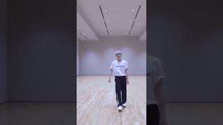 Sunghoon figure skating with normal shoes  OMG 😮 shorts kpop enhypen sunghoon [upl. by Kelton]