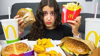 Mi hermana 24 HORAS COMIENDO en McDONALDS un restaurante diferente cada día [upl. by Ronnie340]