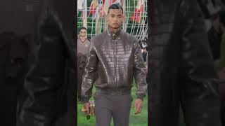 Défilé LOUIS VUITTON Homme PrintempsÉté 2025  Paris Fashion Week [upl. by Lledniw]