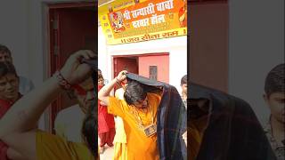 गुरुदेव के लिए उपहार में कंबलbageshwar dham sarkar sortfeedviral trending video [upl. by Asiluy]