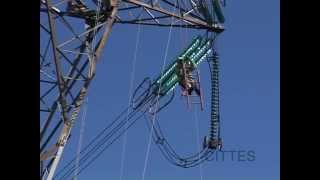 Cambio de espaciador con carro teleférico  500 kV Trabajos con Tensión [upl. by Summons867]