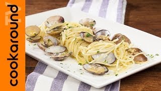 Spaghetti alle vongole in bianco  Ricetta di pesce [upl. by Najib]