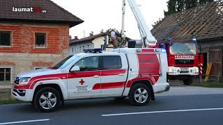 Verletzter Patient mit Teleskopmastbühne der Feuerwehr von Dachboden gerettet [upl. by Akiras]