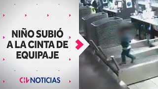 INSÓLITO MOMENTO Niño se subió a las cintas de equipaje en Aeropuerto de Santiago  CHV Noticias [upl. by Assennev711]