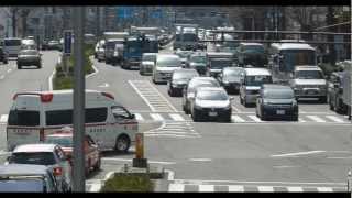 救急車へ整然と進路を譲る車両。The car of Tokyo has good manner [upl. by Asiret]