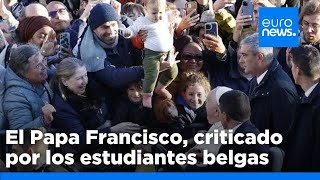 El Papa Francisco criticado por los estudiantes en su controvertida visita a Bélgica [upl. by Hercule896]