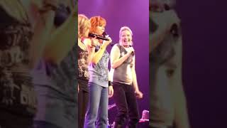 Reba and Kelly Clarkson joined by Barbara Jean Melissa Peterman to sing the REBA theme song 2008 [upl. by Serrano64]