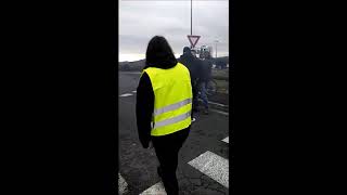 dur dur dêtre un gilet jaune fait aimer les coups [upl. by Camila]