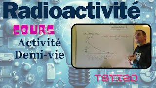 TSTI2D Radioactivité  Cours 24  définition de lactivité en Becquerel et de la demivie [upl. by Karlik]