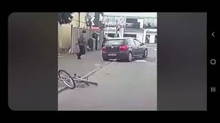 DARREN GEE GETTING ATTACKED AND SMASHED OFF PUSH BIKE AND ATTACKING CAR WITH KNIFE MUST SEE👀 👀 [upl. by Smalley893]