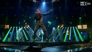 The Voice IT  Serie 2  Live 4  Giuseppe Maggioni canta quotCleptomaniaquot [upl. by Adnilam]