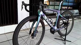 Pinarello Dogma F12 cameleon [upl. by Yreffej264]