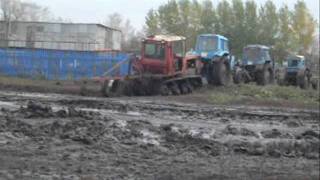 Как буксируют ДТшку  How to tow tracked tractor DT75 [upl. by Scrogan]