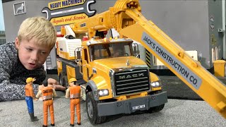 BRUDER TOYS  Bruder 02818  MACK Granite Liebherr KranLKW in Action Baustelle Traktorenhalle [upl. by Naihtsirc289]