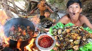 Primitive Wildlife  Survival cooking river crab recipe eating delicous in forest [upl. by Leakcim]