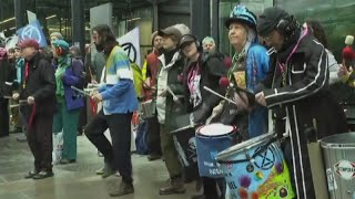 A Londra la protesta degli ambientalisti di Extinction Rebellion [upl. by Therine663]