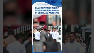 Mayor Teddy Sigap Dampingi Presiden Prabowo saat Sertijab Menteri Pertahanan Naik Maung Garuda RI 1 [upl. by Hosfmann]