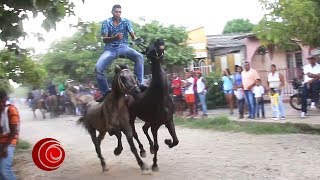 IMPRESIONANTES Acrobacias y carreras a caballo 🐎🏁🐎 Soplaviento Bol 25 Jun 2017 [upl. by Ahgiel]