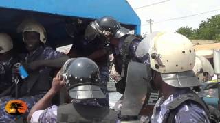 Les corps habillés procèdent à une rafle détudiants et de jeunes au carrefour dAtikoumé 13214 [upl. by Malone381]