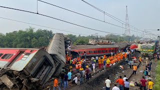 Inde  près de 300 morts dans une catastrophe ferroviaire des opérations de sauvetage en cours [upl. by Tommy608]