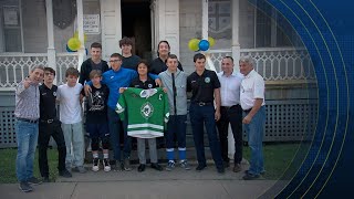 Six jeunes hockeyeurs ukrainiens déménagent à Québec [upl. by Afrikah]