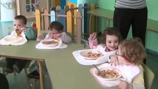 Así comen los niños y niñas del aula de caracoles y pingüinos 2012 [upl. by Netsrak]