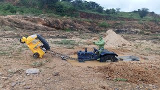 tractor Stuck in Highway Pit Pulling Out Auto Rickshaw  Swaraj Tractor  Tata Dumper MB TOYS [upl. by Enilreug979]