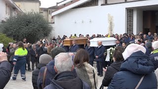 L’addio a Costantino e Alessandra tra rose mimose e palloncini bianchi [upl. by Gustav]